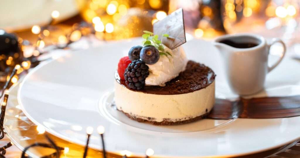 Dame Blanche 2.0 met chocoladesaus op een kersttafel met lichtjes