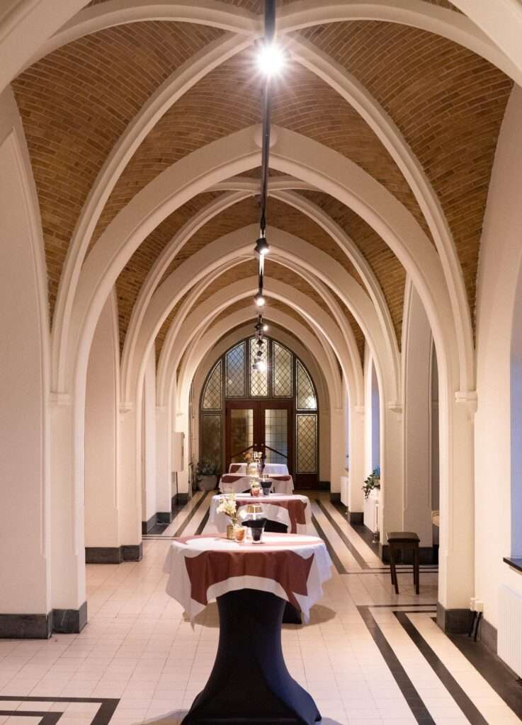De Foyer met kruisgewelven en statafels