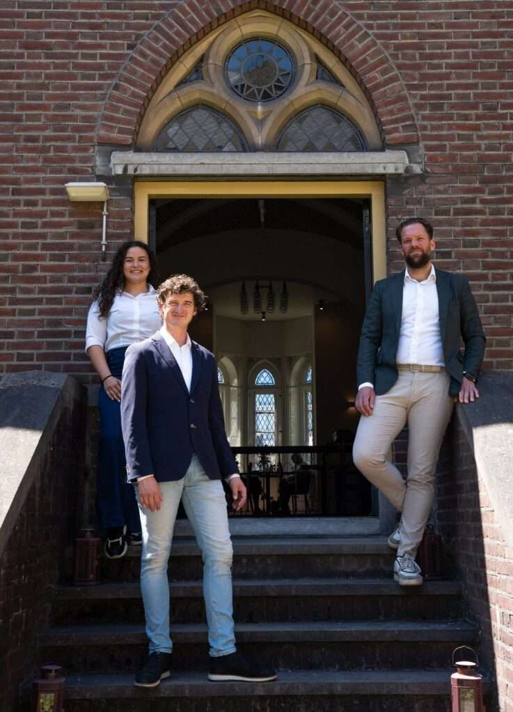 Het eventteam van Hemels op de trappen bij de ingang van Koningsoord