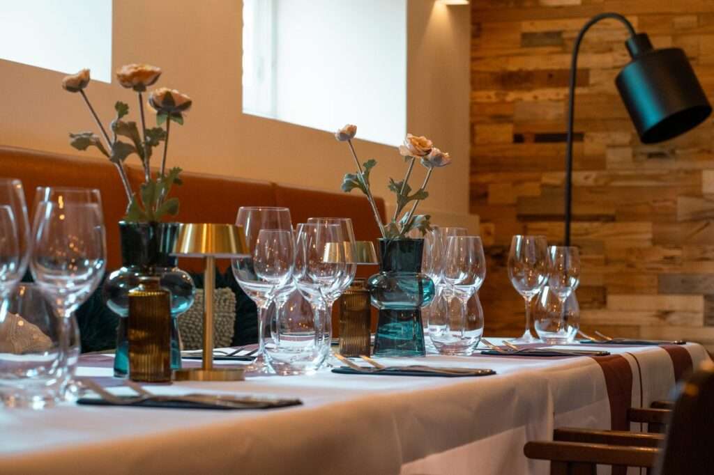 Gedekte tafel voor een zakelijk diner
