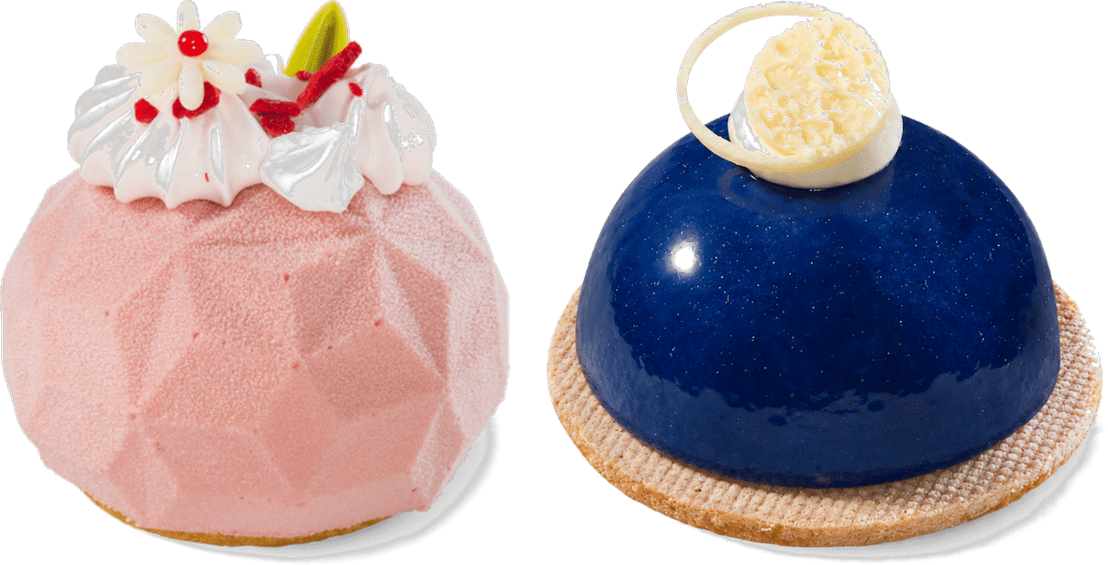 Een roze en een blauw gebakje van de patisserie van Hemels